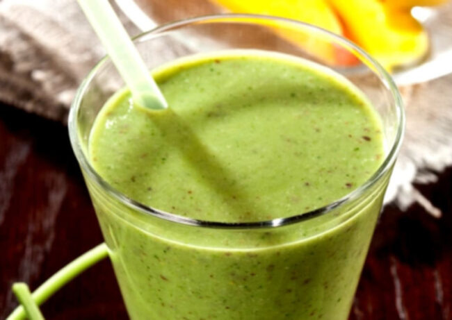 Smoothie z manga a špenátu